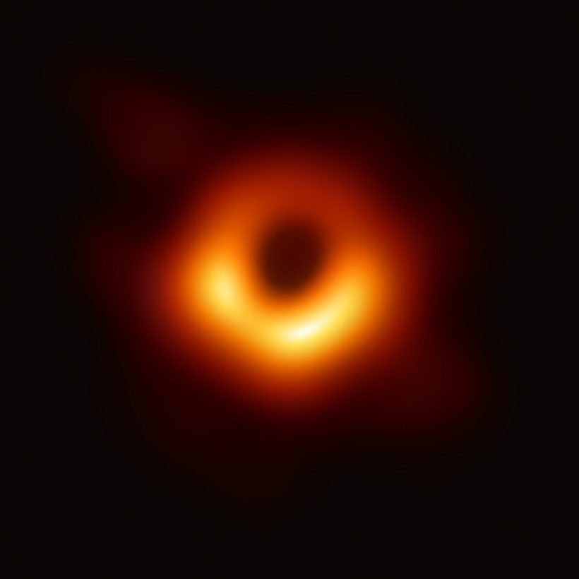 เงาของหลุมดำใน M87 ถ่ายได้ปี 2019 ขนาดและรูปร่างตรงกับสมการปี 1915