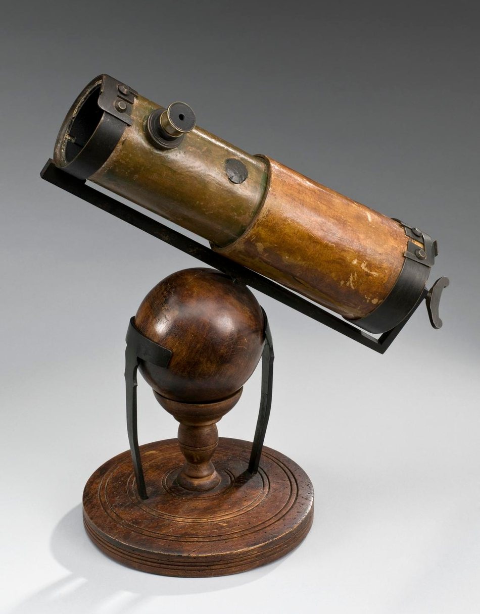 Newton’s answer to coloured fringes: no lens to focus with, only a curved mirror.